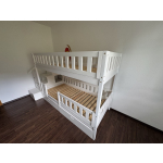 Modernes Hochbett mit Treppe für Kinderzimmer in den Alpen